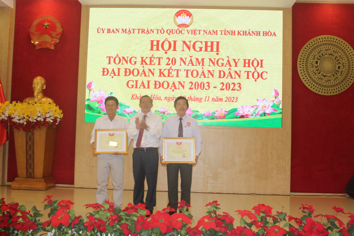 Ông Trần Ngọc Thanh, Chủ tịch Mặt trận tỉnh Khánh Hòa trao Bằng khen cho các tập thể có thành tích cao trong công tác Mặt trận.
