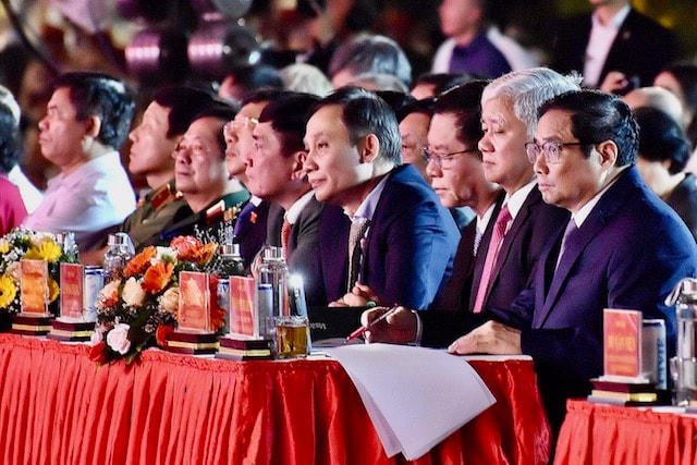 Chủ tịch UBTƯ MTTQ Việt Nam Đỗ Văn Chiến cùng các đại biểu dự lễ kỷ niệm 90 năm ngày thành lập tỉnh Gia Lai.