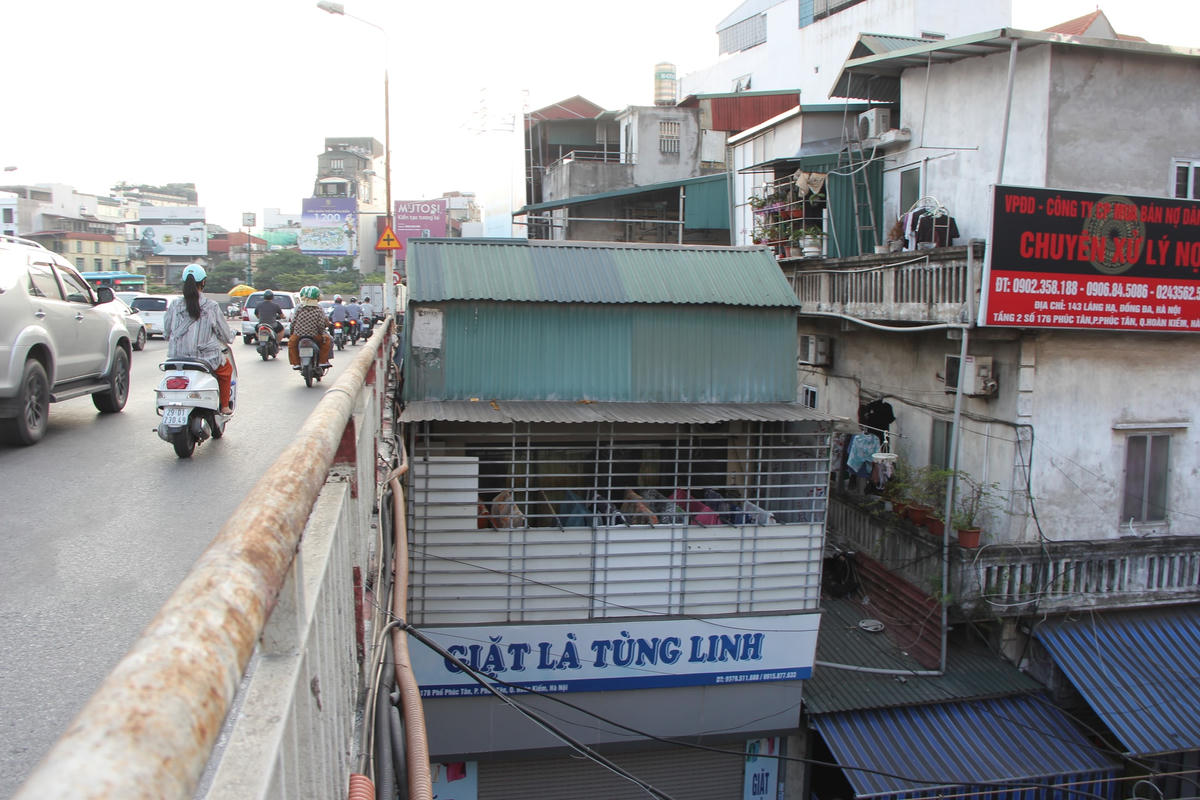 Hà Nội: Hàng loạt nhà cơi nới áp sát hành lang an toàn cầu Chương Dương 