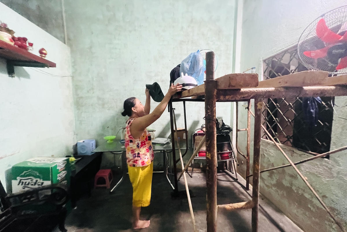 Người dân TP Tam Kỳ kê đồ đạc lên nơi cao.