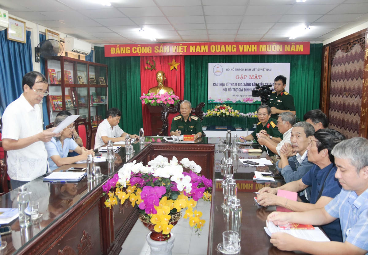 Gặp mặt các họa sĩ tham gia sáng tác biểu trưng (logo) Hội Hỗ trợ gia đình liệt sĩ Việt Nam.