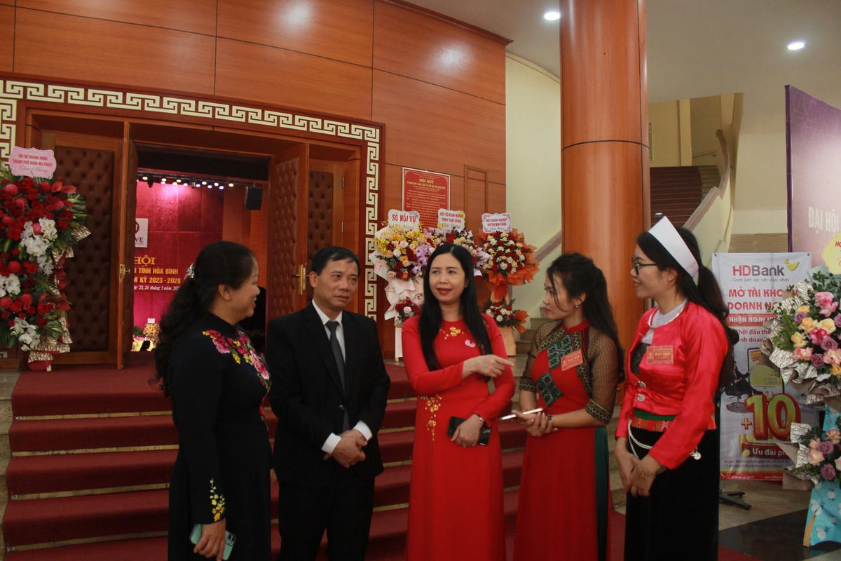Ông Bùi Văn Khánh - Chủ tịch UBND tỉnh Hòa Bình trao đổi ngoài lề với các đại biểu Hội nữ doanh nhân tỉnh Hòa Bình.