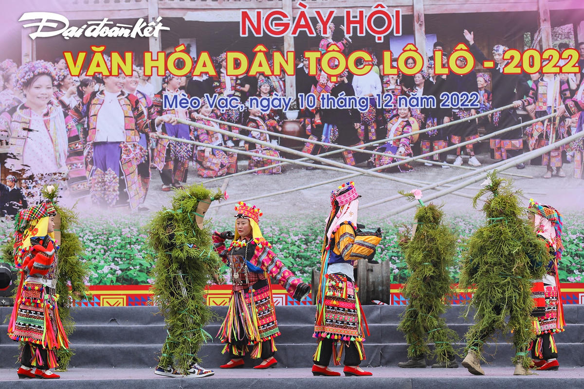 Tiết mục múa nhớ về cội nguồn do các nghệ nhân đến từ xã Lũng Cú, huyện Đồng Văn, tỉnh Hà Giang thể hiện.