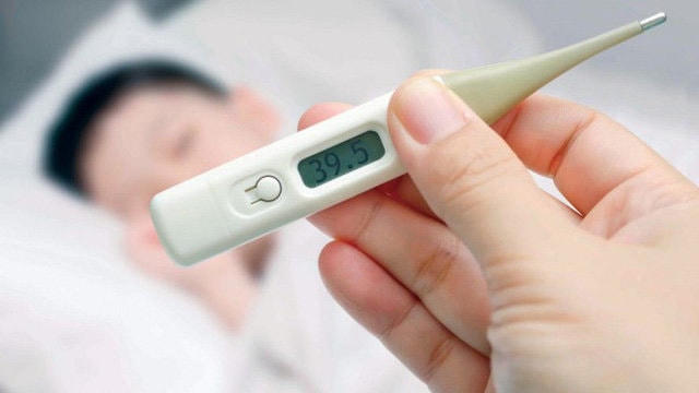 Để giảm sốt, người nhà nên cho bệnh nhân mặc đồ mỏng, nằm nơi thoáng mát, chườm khăn có thấm nước ấm; không tự ý sử dụng thuốc hạ sốt dồn dập  
