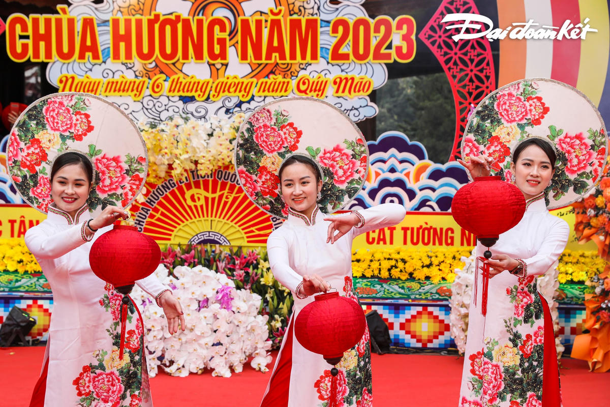 Gần 3 vạn du khách trong ngày khai hội Chùa Hương 2023