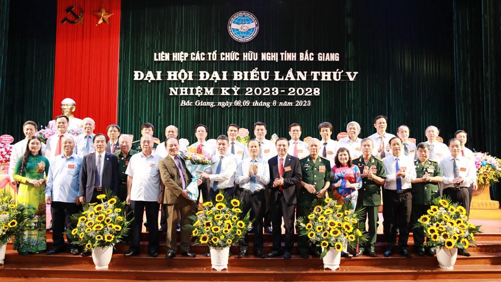 Đại diện lãnh đạo Liên hiệp CTCHN Việt Nam và nguyên lãnh đạo Liên hiệp qua các thời kỳ chúc mừng Ban Chấp hành Liên hiệp CTCHN tỉnh Bắc Giang khóa V, nhiệm kỳ 2023 - 2028.