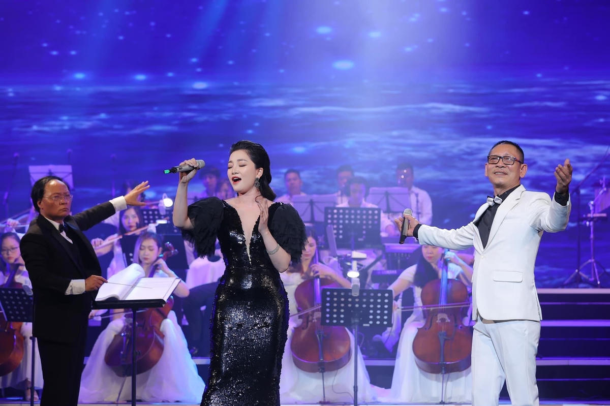 Ca sĩ Phạm Thu Hà (giữa) biểu diễn trong liveshow “Đức Long hát”.