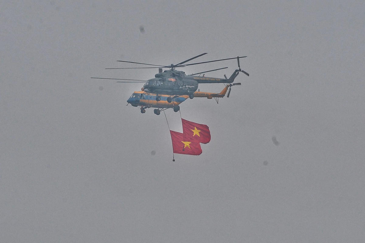 Biên đội bay đầu tiên tiến vào khán đài là các trực thăng dòng Mi thuộc Trung đoàn không quân 916 cùng cờ Tổ quốc và cờ hiệu Triển lãm Quốc phòng quốc tế Việt Nam 2022. 