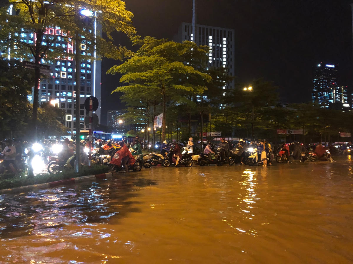 Nhiều phương tiện không dám di chuyển, mà đứng chờ nước rút.