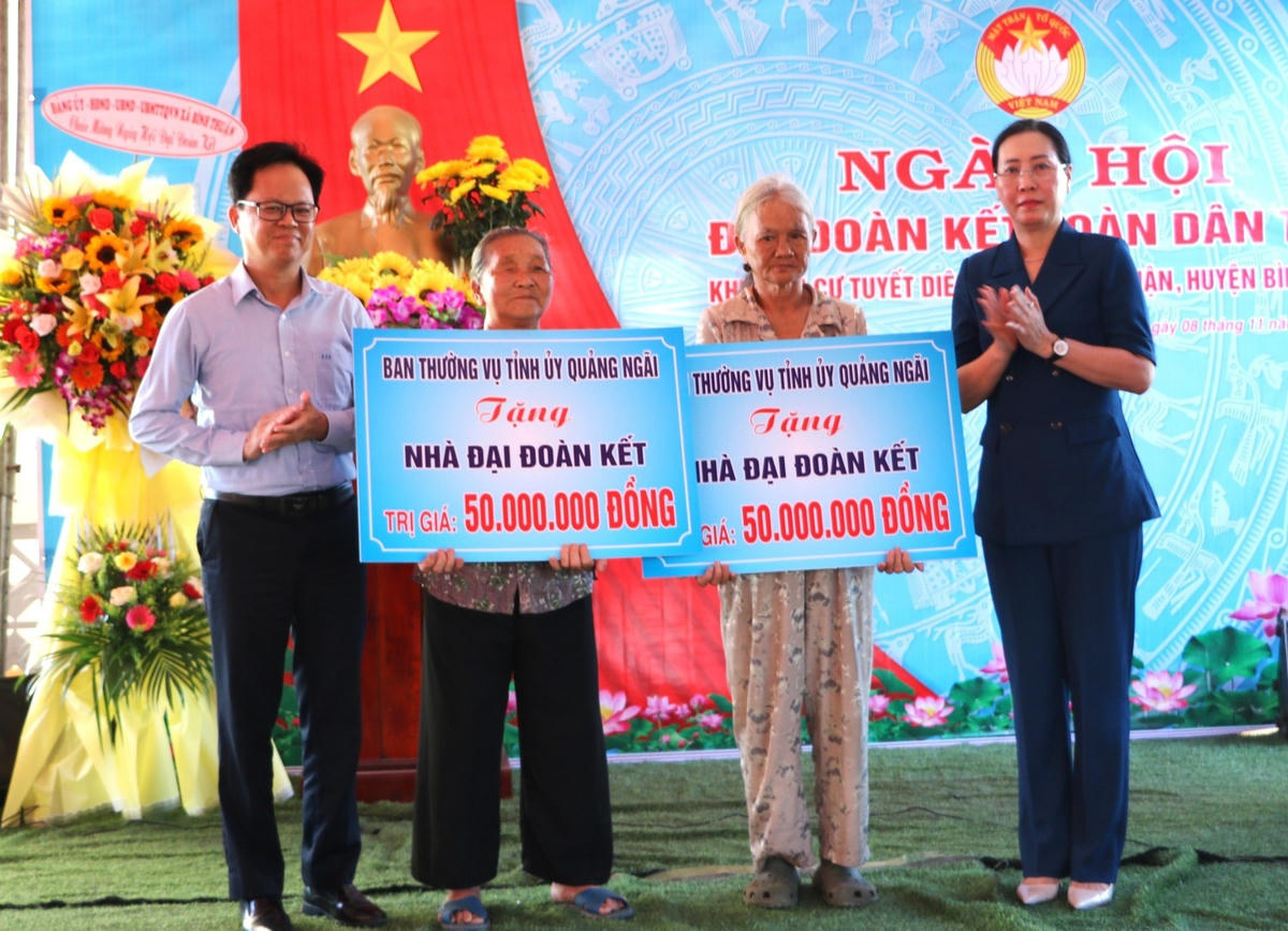 Bà Bùi Thị Quỳnh Vân trao nhà Đại Đoàn Kết cho 2 hộ gia đình khó khăn.