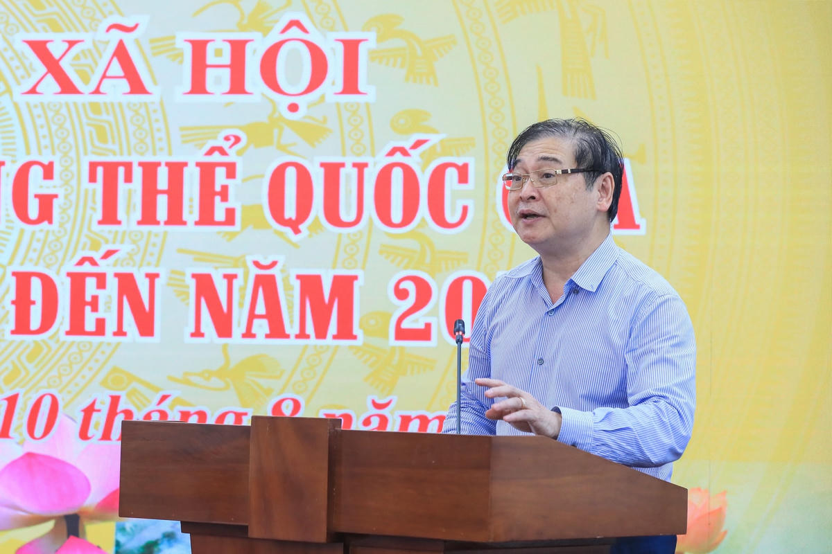 TSKH Phan Xuân Dũng, Chủ tịch Liên hiệp các Hội Khoa học Kỹ thuật Việt Nam tham luận tại Hội nghị.