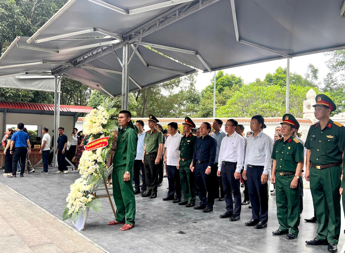 Đoàn công tác TP Hải Phòng dâng hương hoa tại ngã ba Đồng Lộc. Ảnh: CTV.