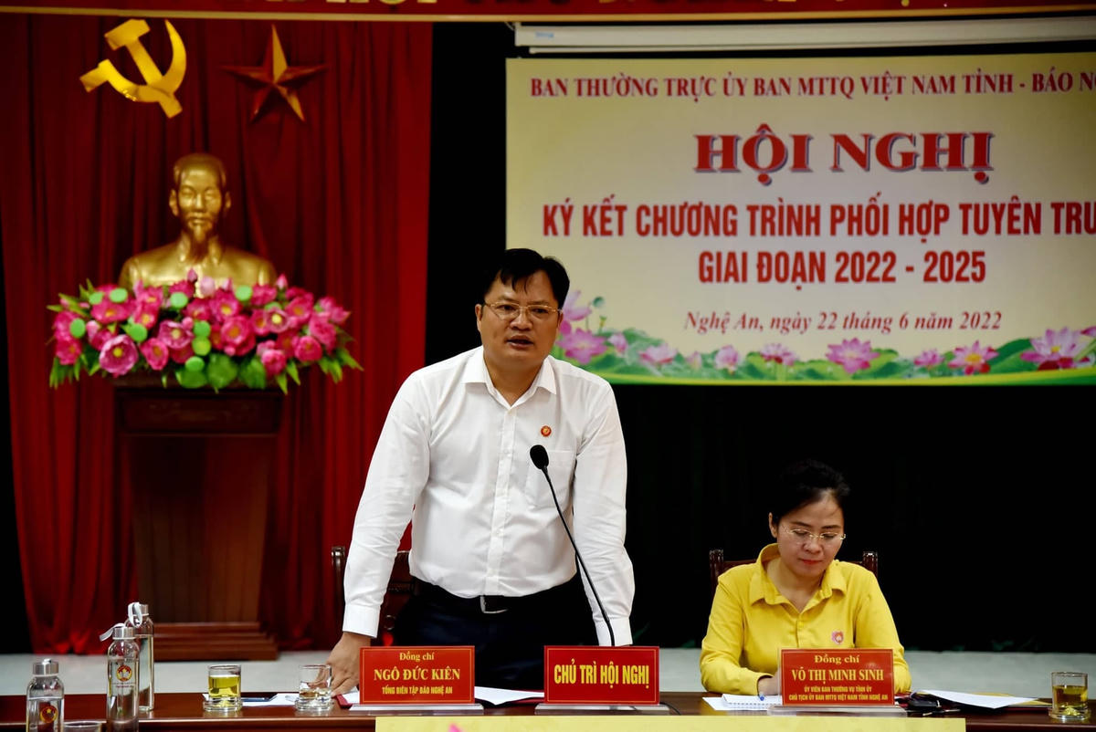 Ông Ngô Đức Kiên, Tổng Biên tập Báo Nghệ An phát biểu ý kiến tại buổi ký kết.