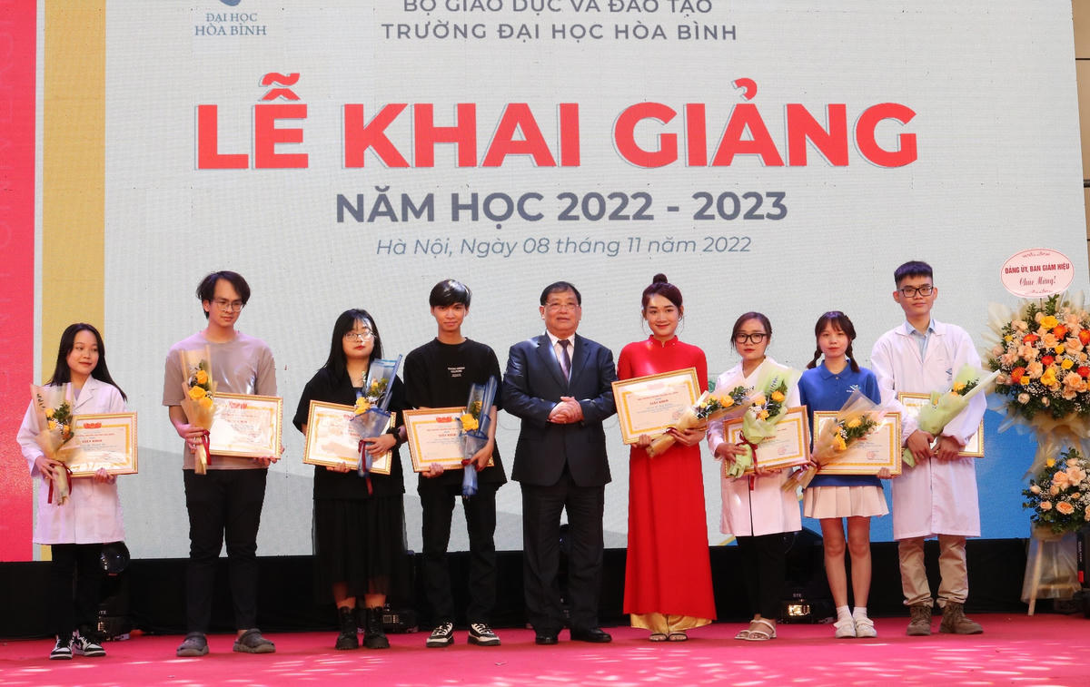 Lãnh đạo nhà trường trao thưởng cho các tân sinh viên đạt Danh hiệu Thủ khoa năm học 2022 - 2023 và sinh viên có thành tích xuất sắc trong năm học 2021 - 2022.