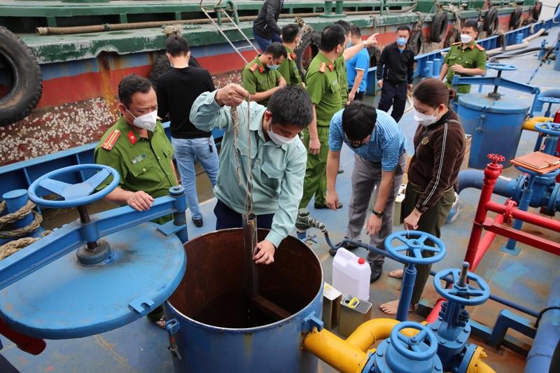 Đang 'ăn' xăng lậu, một tàu vỏ sắt cập cảng cá Hải Bình bất ngờ bị kiểm tra. Ảnh minh họa