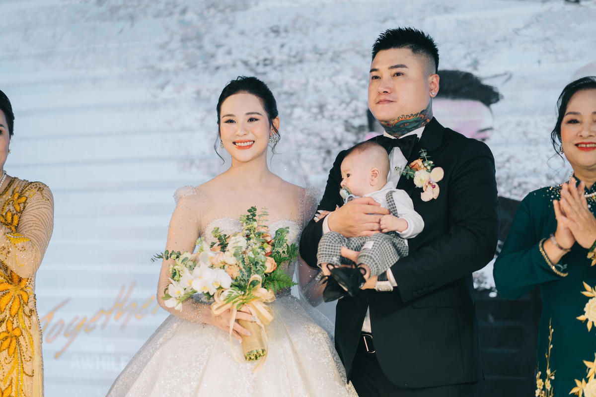 Vũ Duy Khánh hạnh phúc ngọt ngào bên vợ kém 10 tuổi