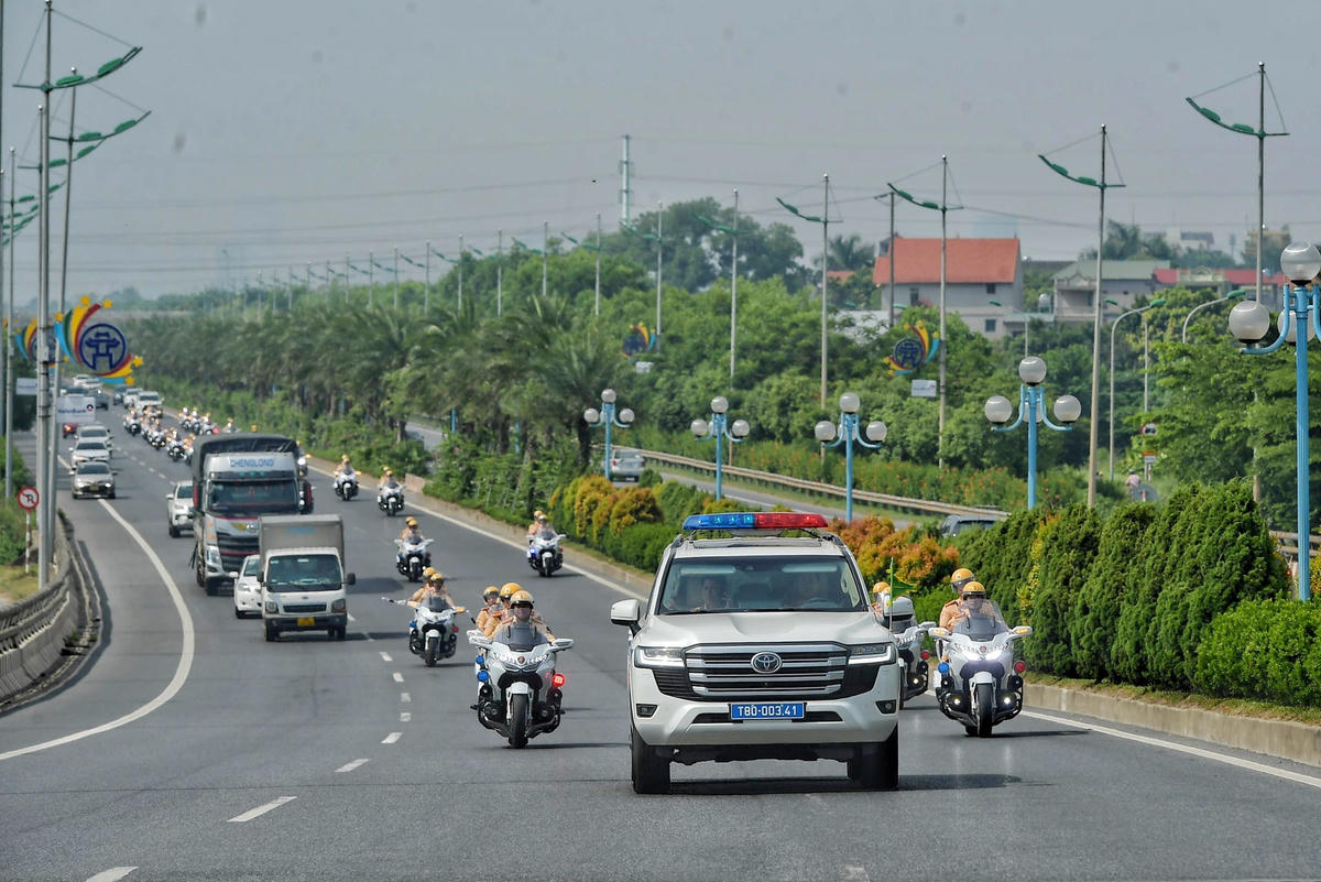 Cụ thể, buổi sáng 30 chiếc siêu mô tô di chuyển từ Long Biên đi sân bay quốc tế Nội Bài theo tuyến đường: Đặng Vũ Hỷ - Ngô Gia Tự - Lý Sơn - cầu Đông Trù - Trường Sa - Võ Nguyên Giáp - sân bay quốc tế Nội Bài và ngược lại.