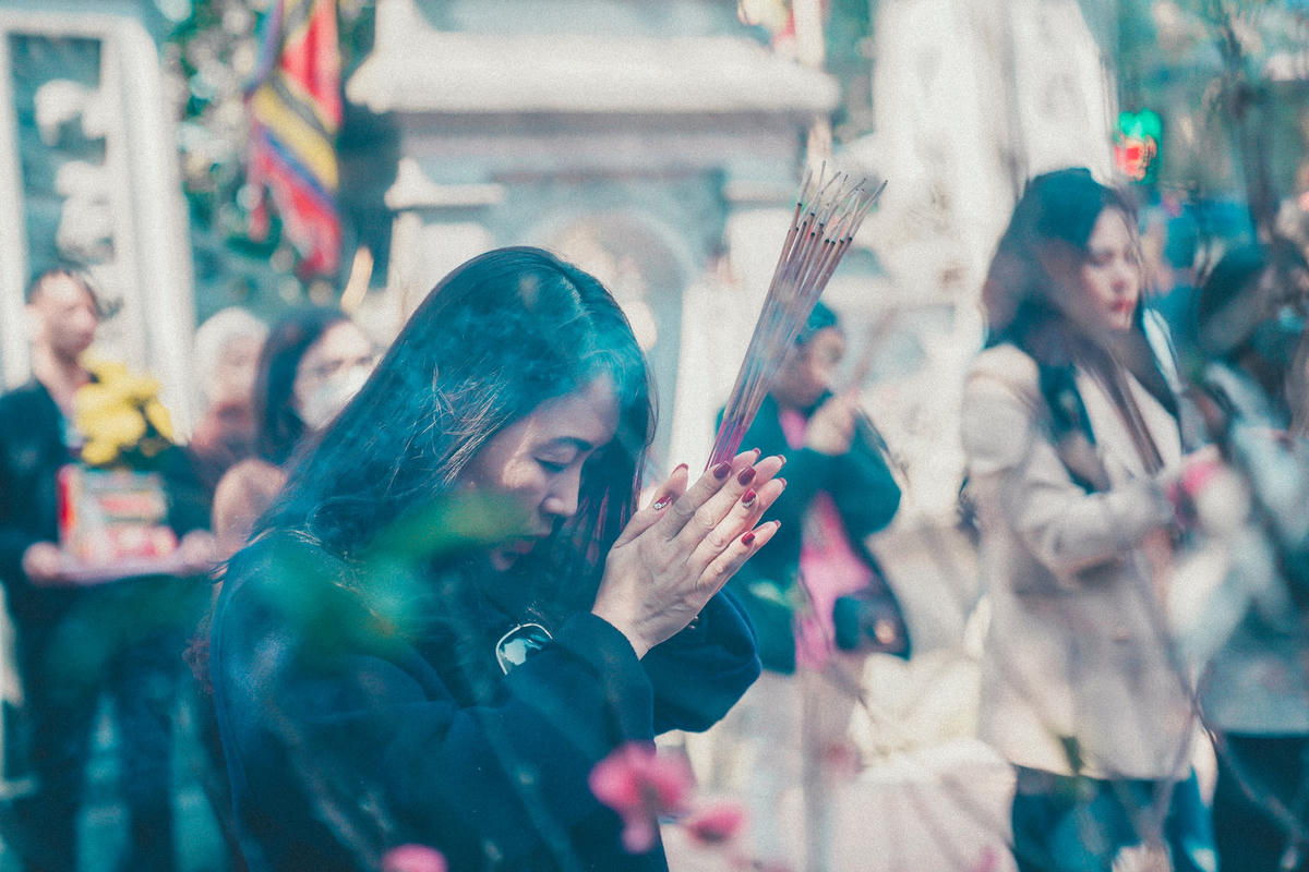 Theo dân gian, ông Hoàng Mười là vị thánh chuyên ban lộc cho phát về công danh sự nghiệp. Chính vì thế, ai cũng muốn đến xin lộc ông vào mỗi dịp đầu năm.