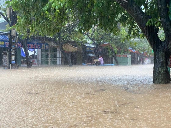 TP Quy Nhơn, Bình Định: Mưa lớn gây ngập sâu, nhiều người dân 'mắc kẹt'