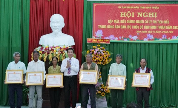 Ông Nguyễn Long Biên, Phó Chủ tịch UBND tỉnh Ninh Thuận, trao Bằng khen của UBND tỉnh Ninh Thuận, cho các cá nhân là  Người có ưu tú đã có thành tích đóng góp vào sự phát triển kinh tế - xã hội và bảo vệ an ninh, trật tự tại địa phương.