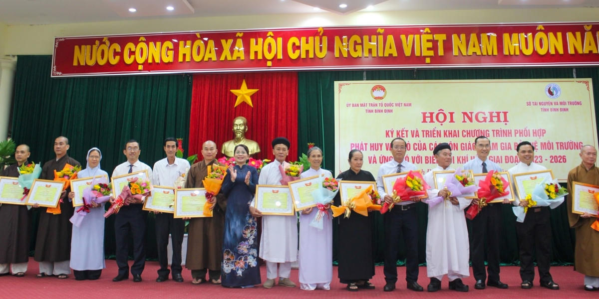 Tặng bằng khen cho các tập thể có nhiều đóng góp tích cực trong thực hiện Chương trình phối hợp, giai đoạn 2016 – 2022.