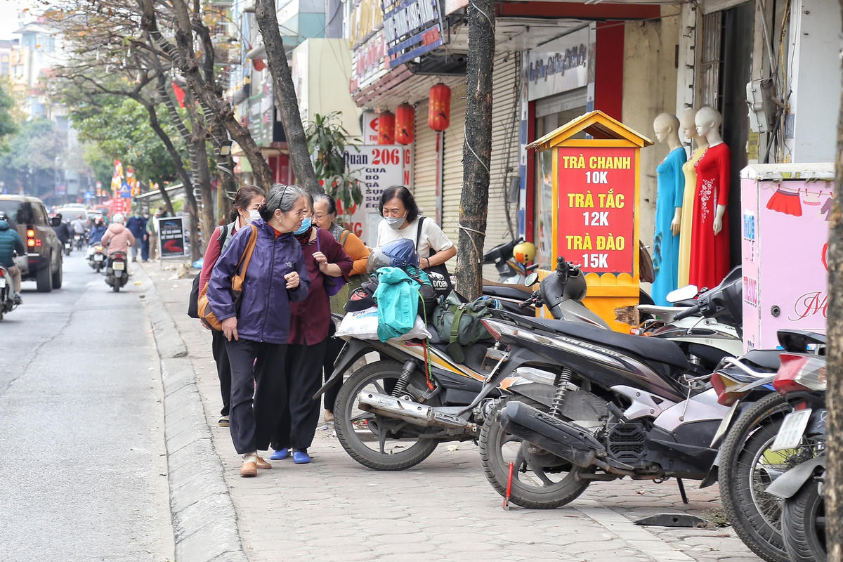 Dù vỉa hè trên tuyến đường Thượng Đình rộng khoảng 3 m nhưng hình ảnh hàng xe lộn xộn trên vỉa hè khiến nhiều người đi bộ lớn tuổi gặp khó khăn.