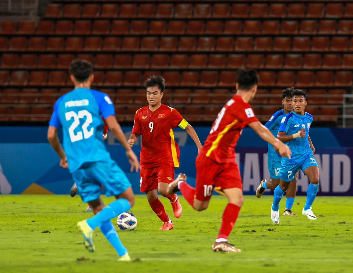 U17 Việt Nam bùng nổ trong những phút cuối hiệp và đã có bàn thắng (Ảnh: VFF).