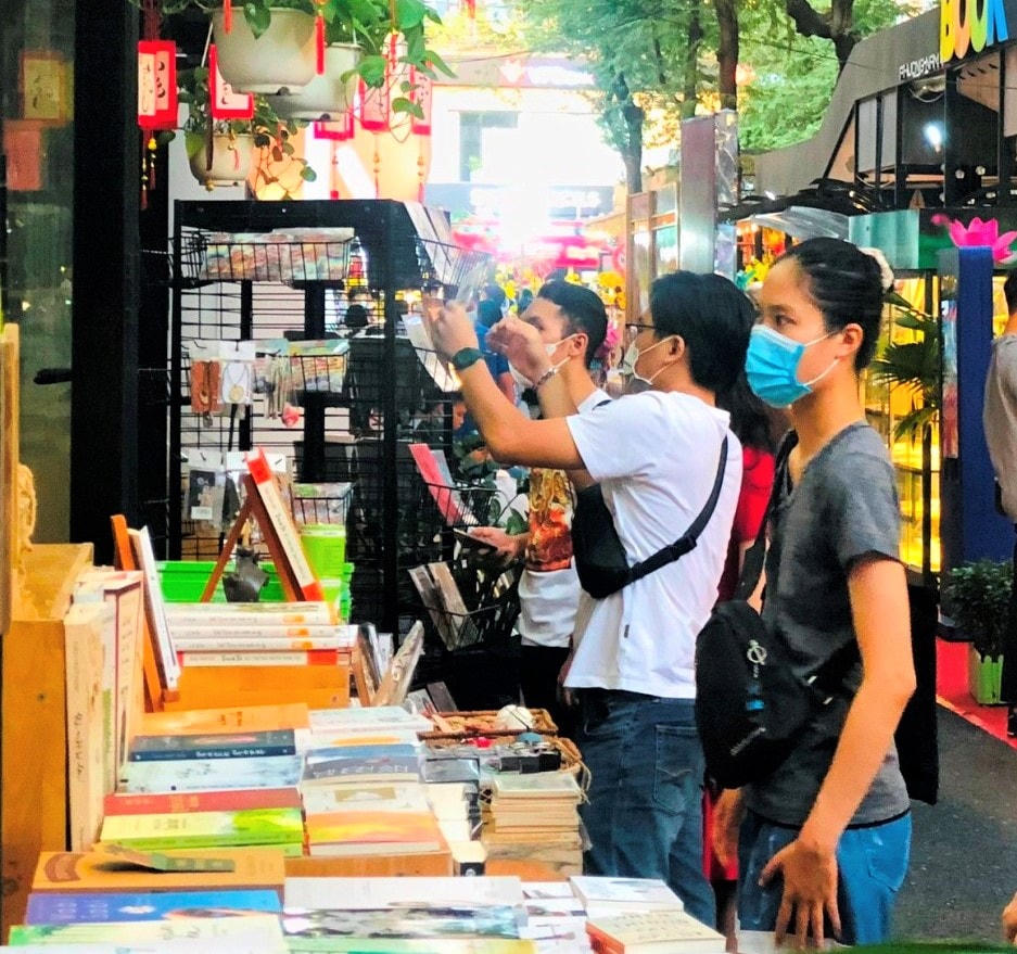Người dân tìm sách tại không gian Đường sách TPHCM trên đường Nguyễn Văn Bình (quận 1, TPHCM).