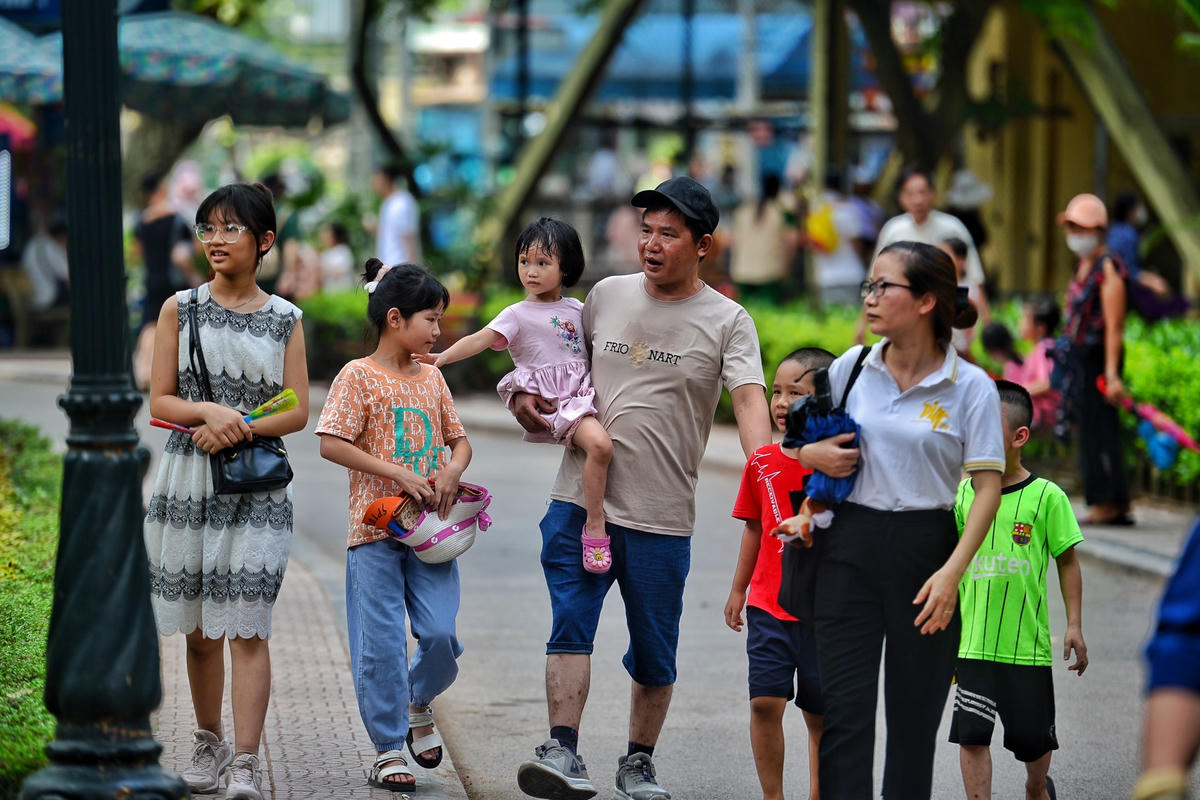 Mặc nắng nóng, Công viên Thủ Lệ đông vui ngày Quốc tế Thiếu nhi