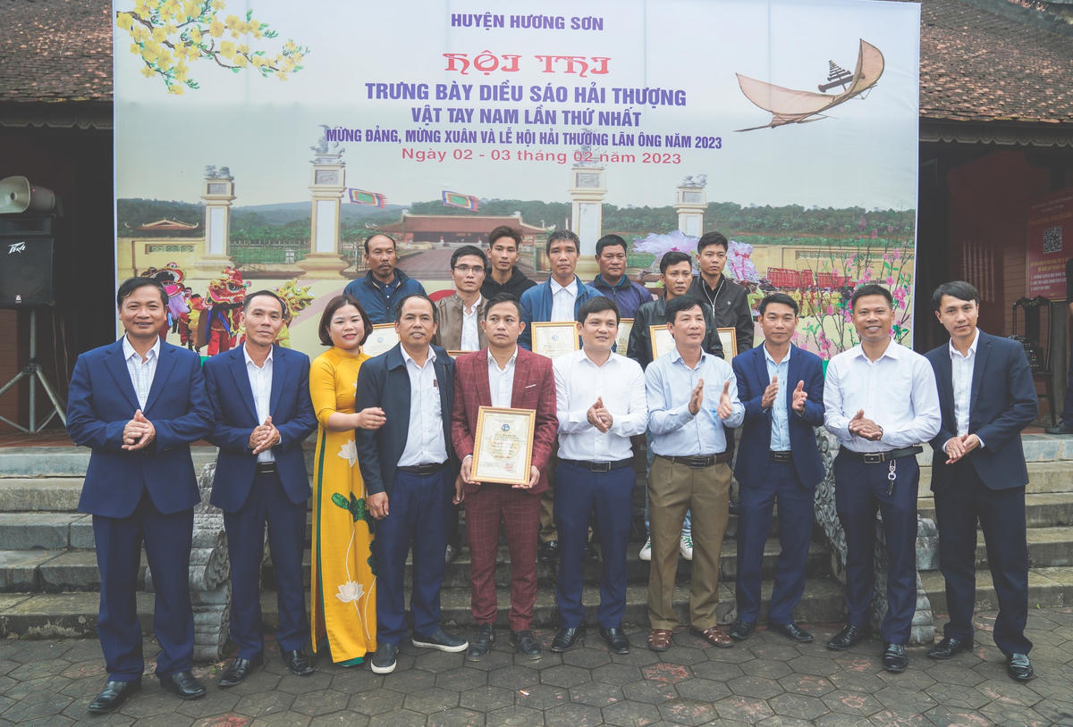 Kết thúc hội thi trưng bày diều sáo Hải Thượng, giải nhì (không có giải nhất) thuộc về anh Lê Ánh Hồng (xã An Hoà Thịnh).