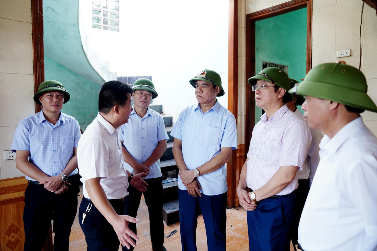 Ông Võ Trọng Hải, Chủ tịch UBND tỉnh Hà Tĩnh nghe báo cáo của huyện Cẩm Xuyên về quá trình tổ chức thực hiện nhiệm vụ giải phóng mặt bằng đường cao tốc Bắc - Nam. 