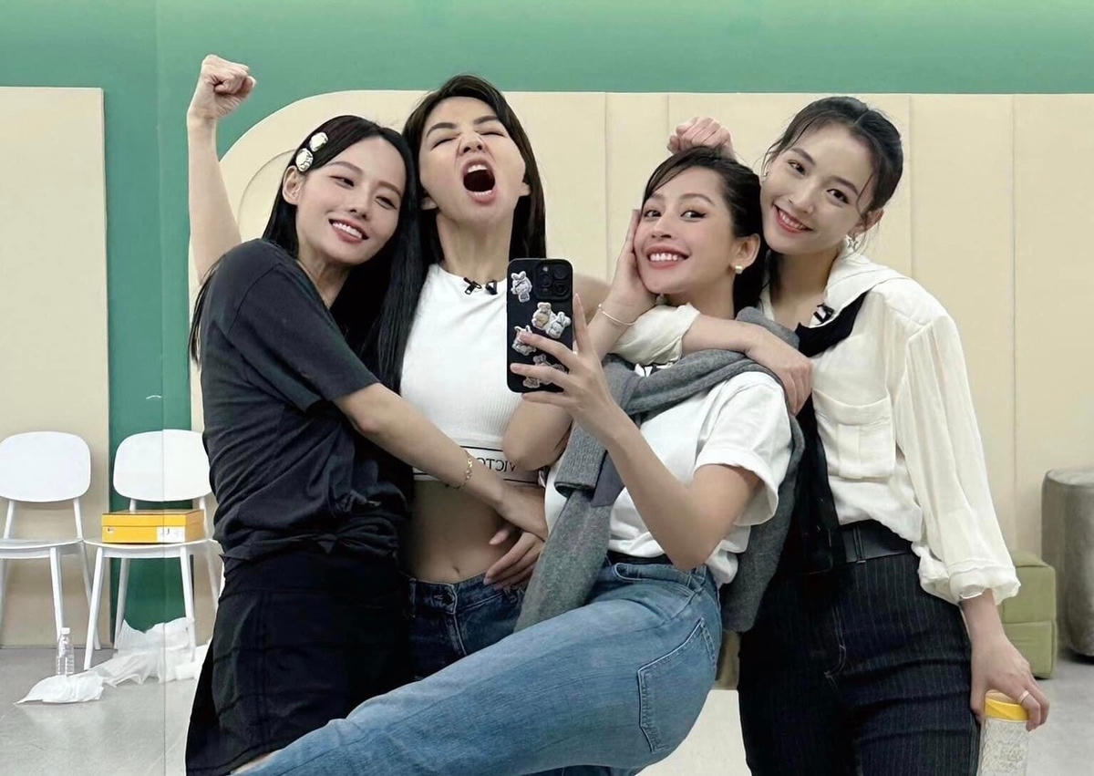 Cô giữ quan hệ thân thiết với các chị em khi tham gia chương trình.