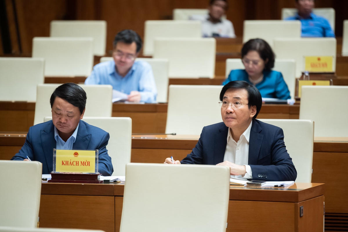 Các khách mời là Bộ trưởng các Bộ, ngành đến tham dự phiên họp. Ảnh: Quang Vinh.
