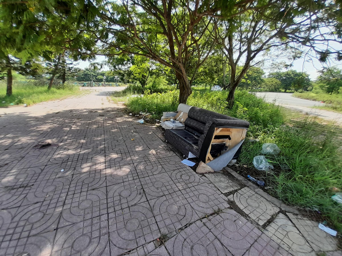 Rác thải bị vứt bỏ bừa bãi trong công viên.