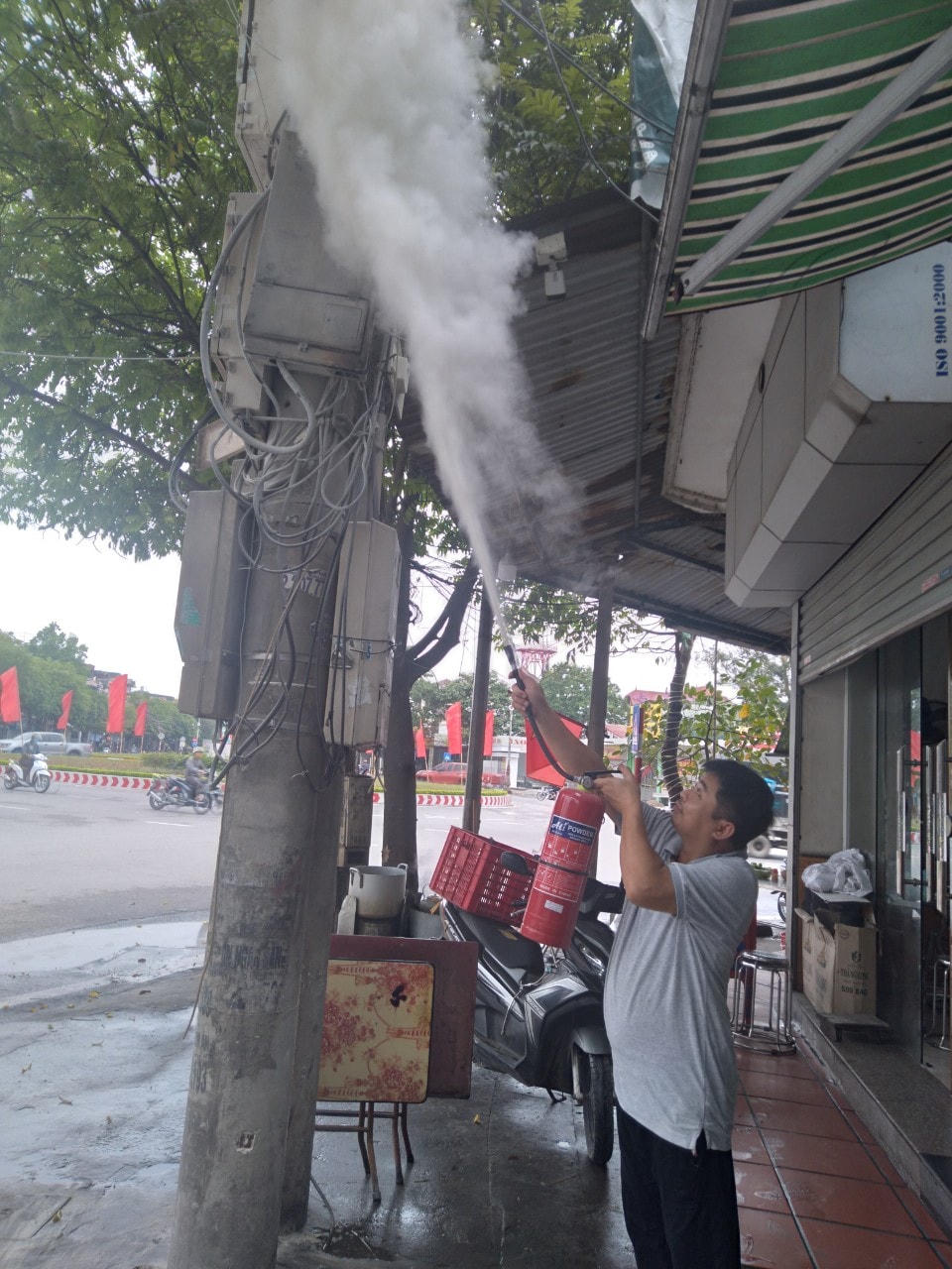 Bình bọt chữa cháy của các hộ gia đình liền kề được huy động để dập tắt đám cháy. Ảnh: Phạm Quốc Bính.