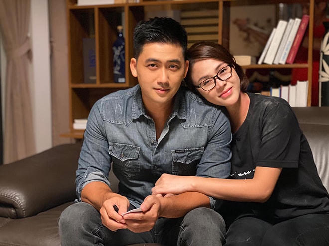 Lương Thu Trang cho hay cô chủ động tương tác với bạn diễn, thường xuyên chia sẻ hình ảnh hậu trường thân thiết cùng anh trên mạng xã hội. 