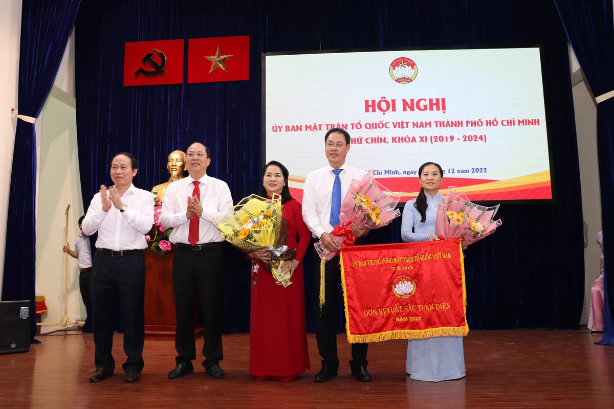 Phó Chủ tịch - Tổng Thư ký Lê Tiến Châu trao Cờ thi đua xuất sắc toàn diện năm 2022 cho UB MTTQ Việt Nam TP HCM.