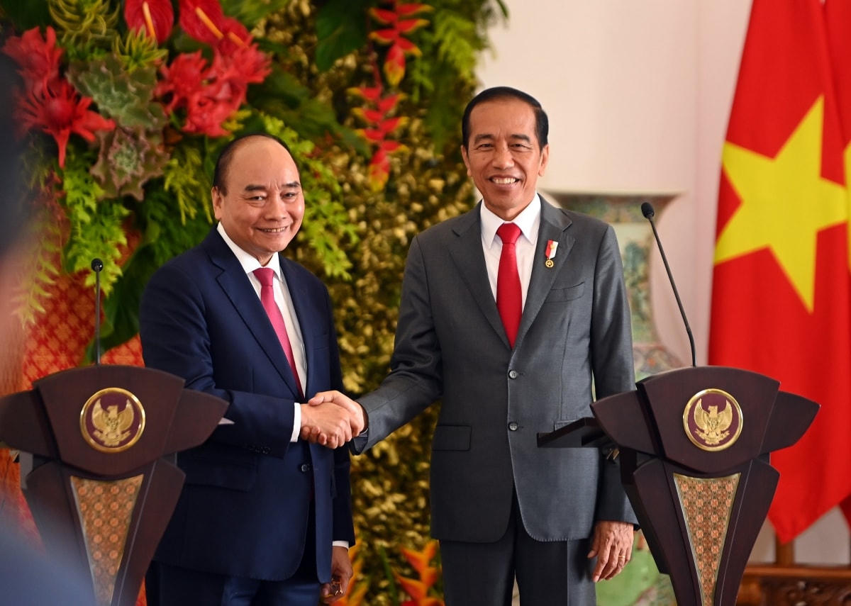 Chủ tịch nước Nguyễn Xuân Phúc và Tổng thống Indonesia Joko Widodo tại cuộc họp báo sau hội đàm. Ảnh: TTXVN.