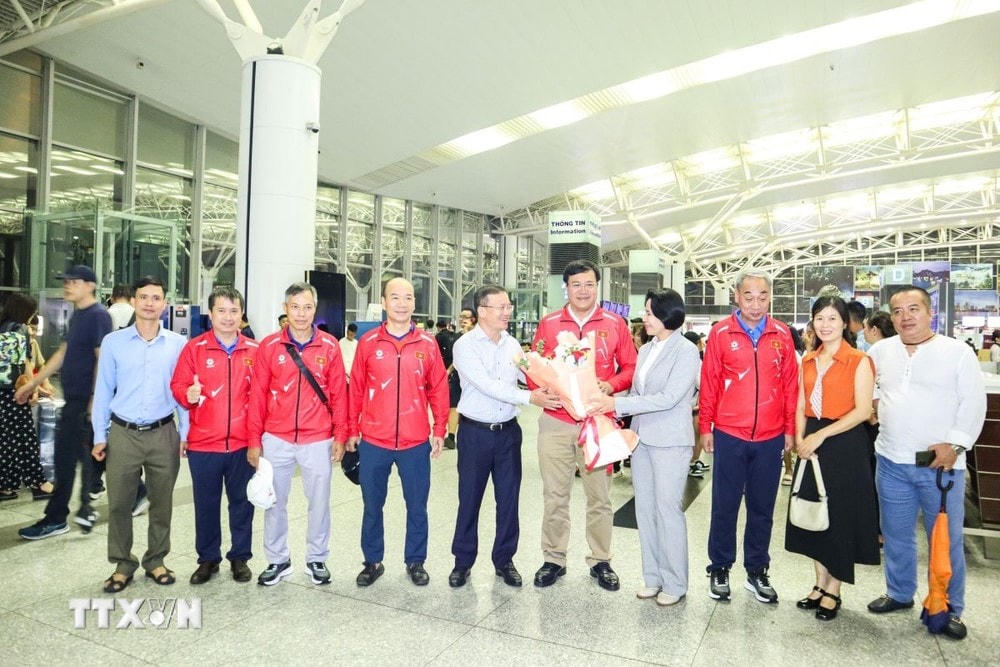 Ông Nguyễn Hồng Minh, Phó Cục trưởng Cục Thể dục Thể thao và bà Lê Hoàng Yến, Phó Cục trưởng Cục Thể dục Thể thao, tặng hoa cho ông Đặng Hà Việt. (Ảnh: Hoàng Linh/TTXVN) ttxvn_doan_the_thao_viet_nam_len_duong_tham_du_olympic_paris_2024_24-2.jpg