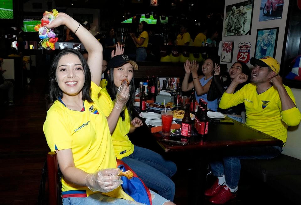 Màu áo của Đội tuyển quốc gia Ecuador tran ngập các địa điểm công cộng.