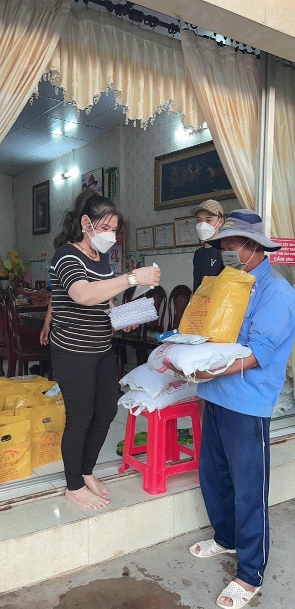 Bà Nguyễn Thanh Thuỷ - Giám đốc công ty thuỷ sản Thanh Thuỷ Bạc Liêu tặng quà tết cho công nhân.
