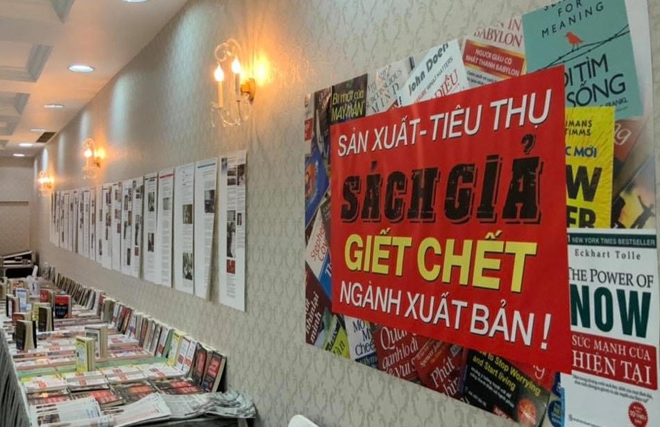 Nhiều đầu sách bị in lậu và phát hành công khai.