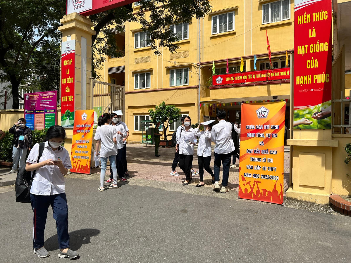 Thí sinh hoàn thành bài thi môn ngữ văn tại điểm thi THCS Nguyễn Trãi, Ba Đình.