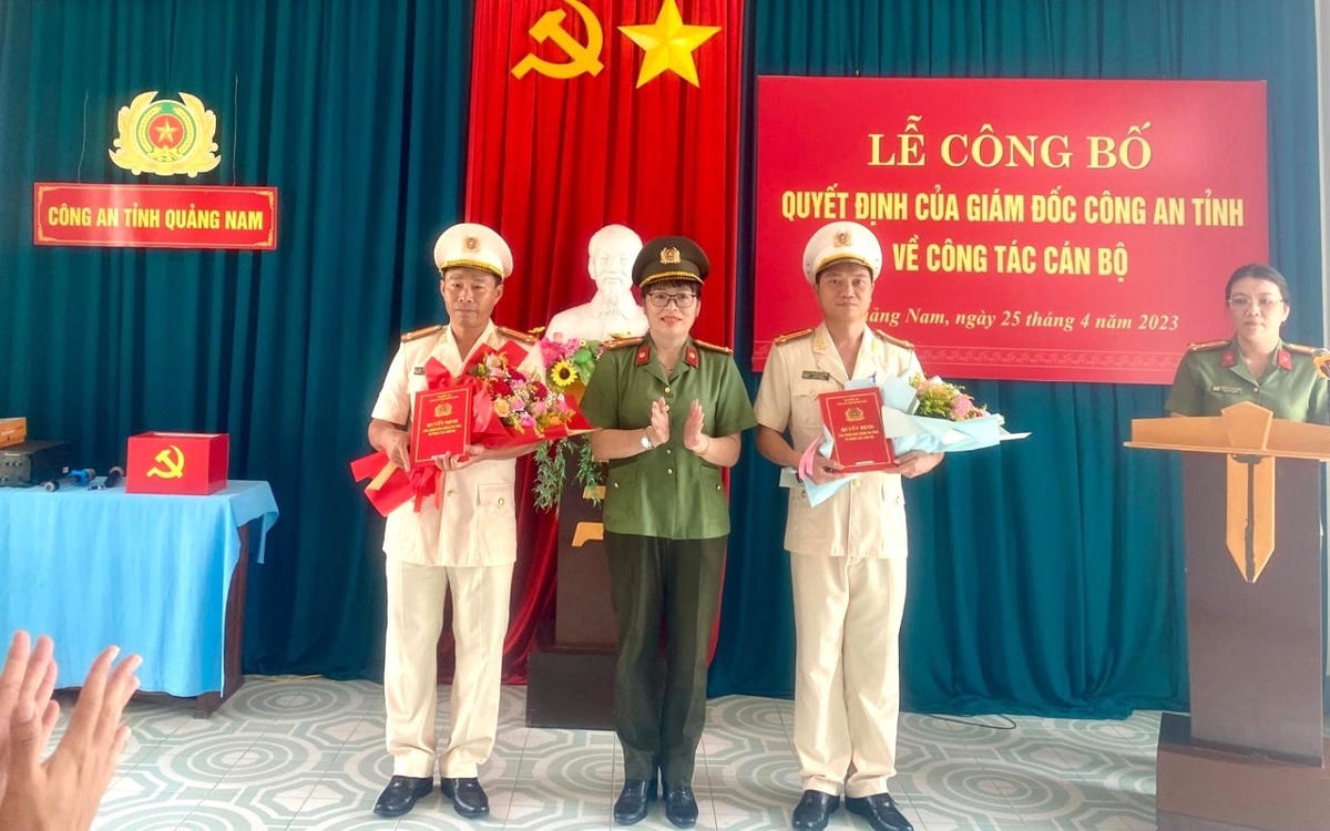 Trao quyết định bổ nhiệm Trung tá Nguyễn Văn Bình và Trung tá Lê Phan Minh Mẫn giữ chức Phó Trường Phòng PC08, Công an tỉnh Quảng Nam.