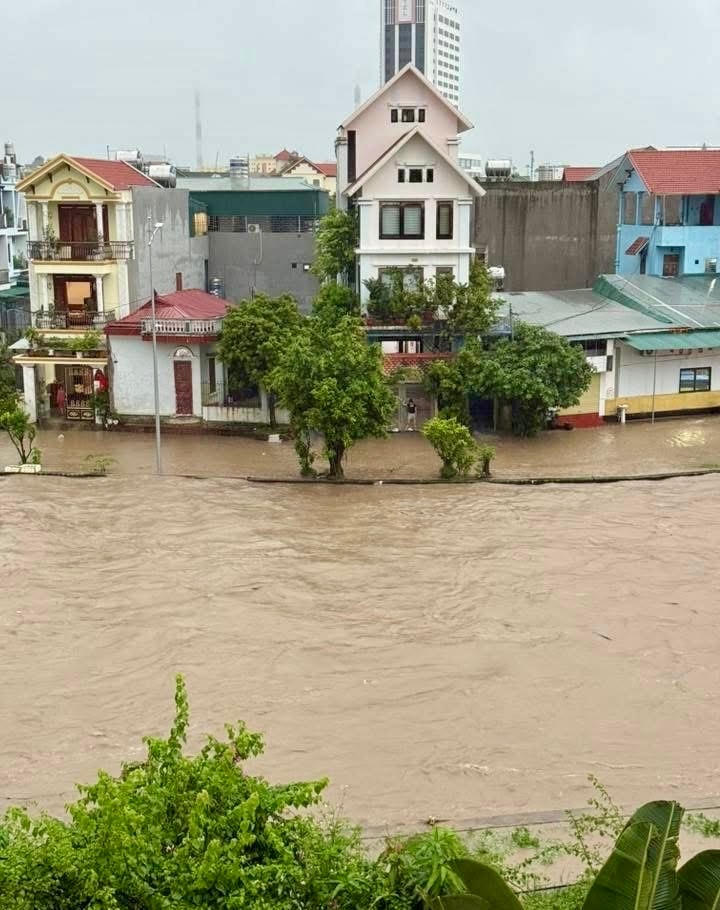 Đường khu dân cư ở phường Uông Bí bị ngập.