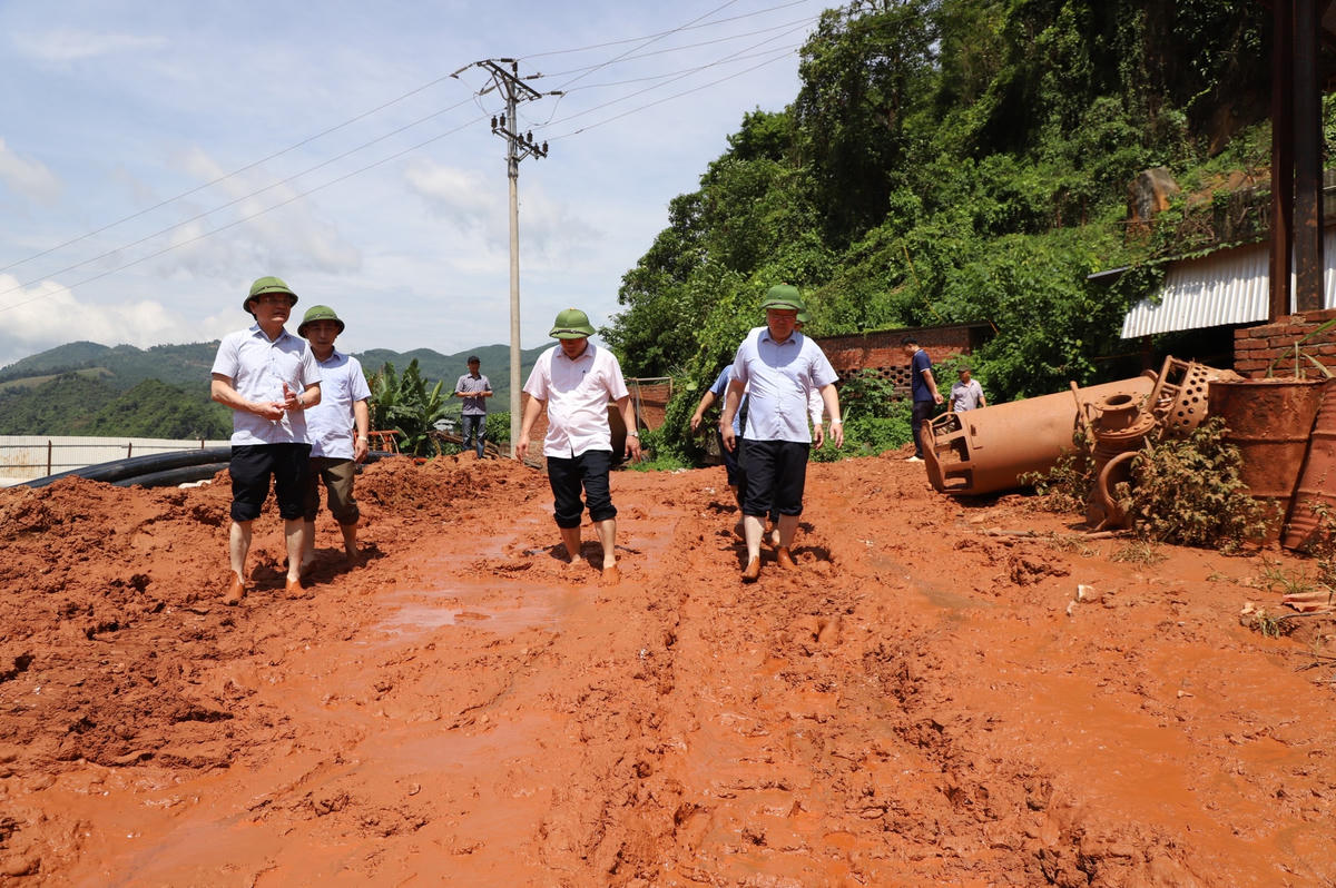 Trước thực trạng trên, chiều ngày 29/5 Chủ tịch UBND tỉnh Nghệ An Nguyễn Đức Trung đã có chuyến thị sát, kiểm tra tại xã Châu Hồng.