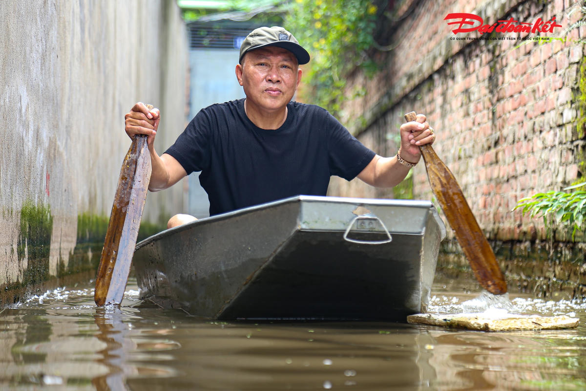 Một số đoạn ngập sâu, người dân còn phải dùng thuyền để di chuyển.