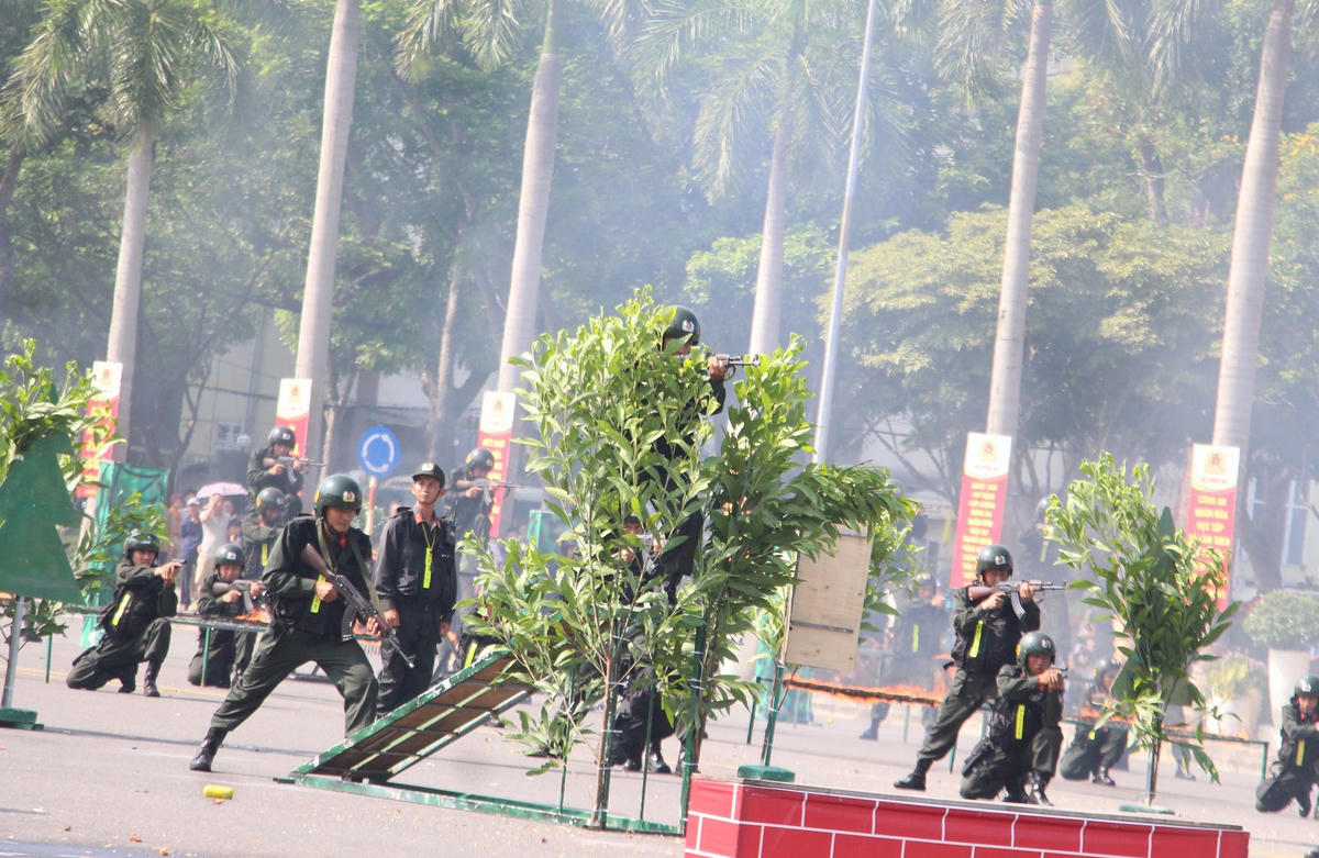 Chiến sĩ tấn công bắt đối tượng buôn ma túy.