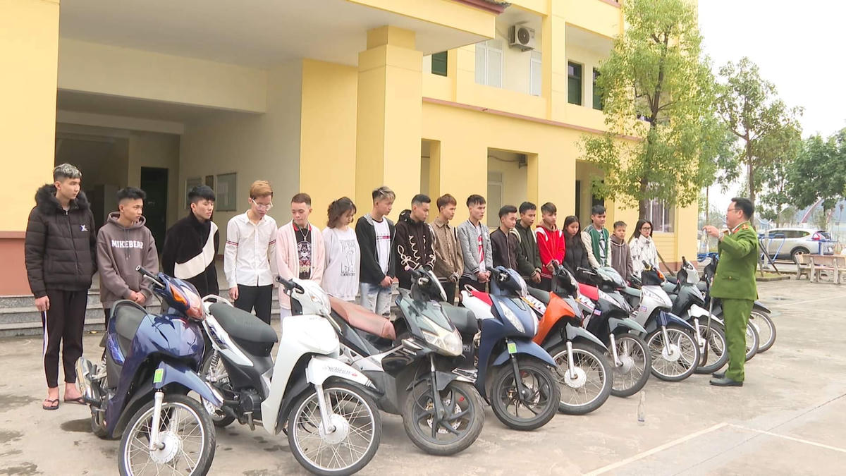 Nhóm đối tượng đều còn rất trẻ. Ảnh Mạnh Việt