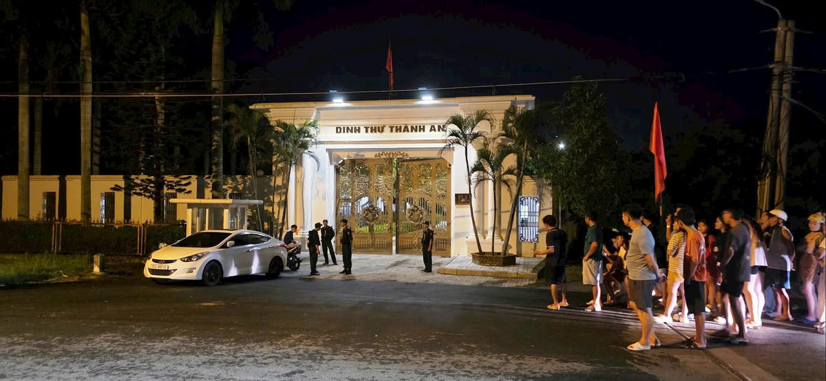 Đêm ngày 28/8, đông đảo lực lượng cảnh sát xuất hiện tại dinh thự Thành An - nơi ở của ông Cao Tiến Đoan. Ảnh: Nguyễn Chung.